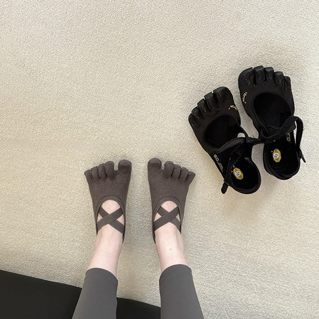 Grip Sock Yoga - 女性用クロスストラップ5本指ヨガソックス滑り止めシリコングリップ付き通気性ピラティスバレフィットネスソックス（ホームスタジオ用）
